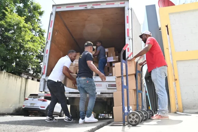 Distribución de útiles escolares en RD.