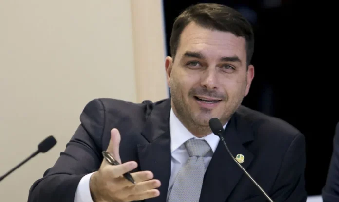 Flávio Bolsonaro niega vínculos con banquero encarcelado.