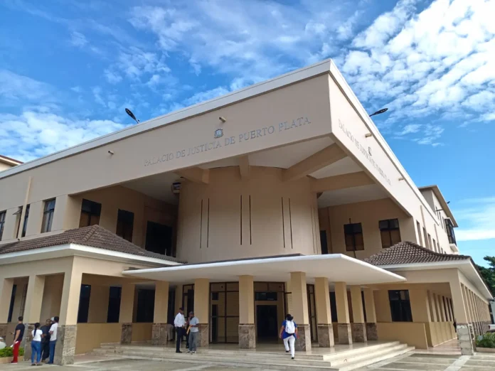 Empleados judiciales de Puerto Plata protestan.
