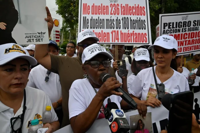 Familiares de víctimas exigen justicia en protesta.