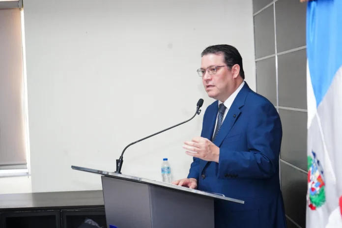 Sanz Lovatón defiende recortes políticos necesarios