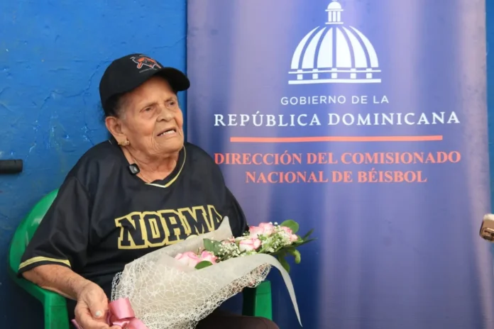Homenaje a Norma Díaz en béisbol dominicano.