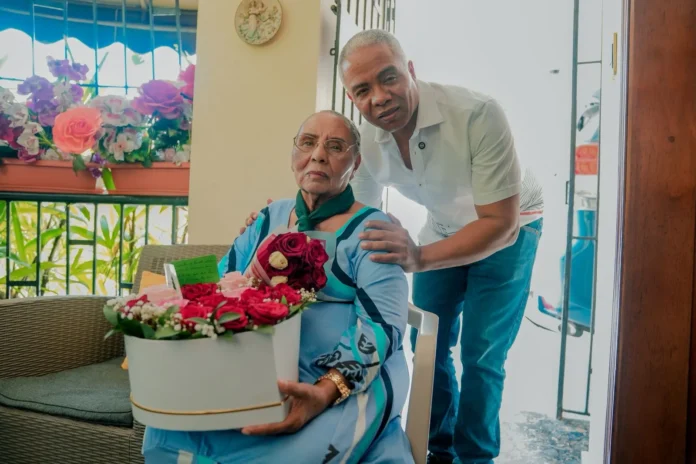 Francisco Fernández celebra a las madres dominicanas.