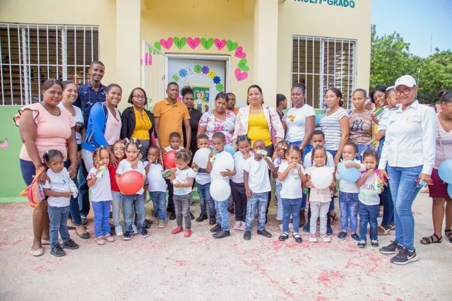 niños en escuelitas comunitarias de Barahona.