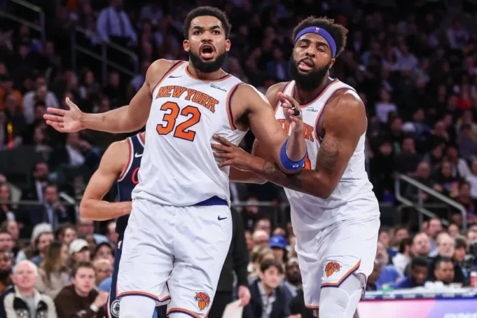 Mitchell Robinson con férula en el dedo.