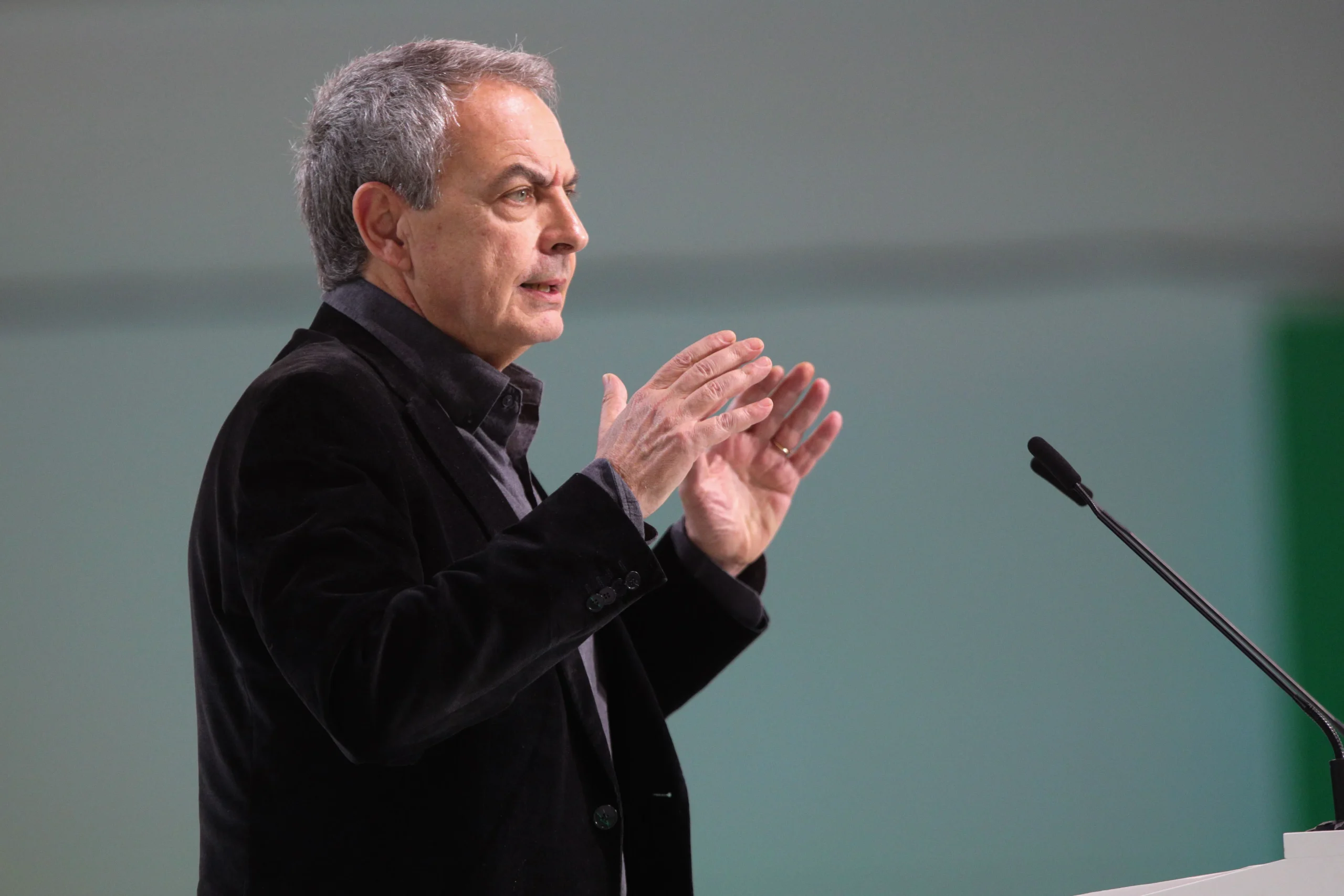 Zapatero declara por tráfico de influencias.