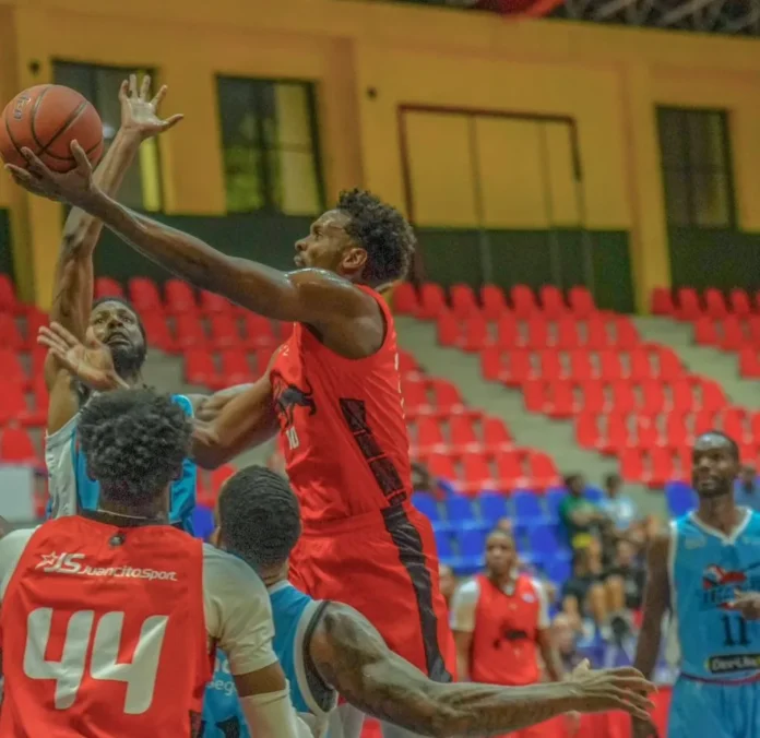Kerry Richardson lidera victoria de los Leones