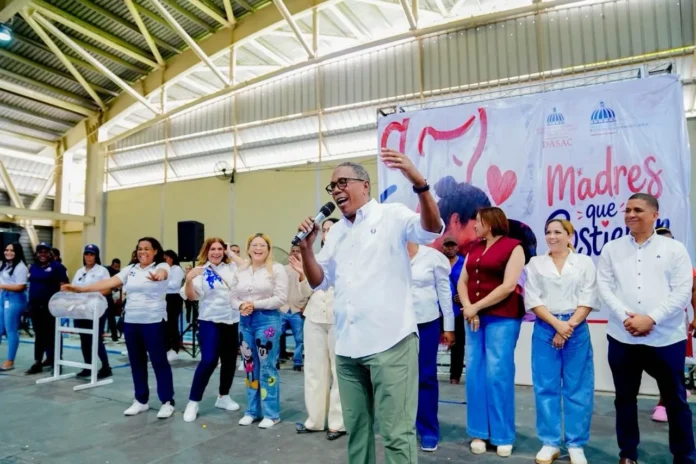 Jornada social para madres en Azua.