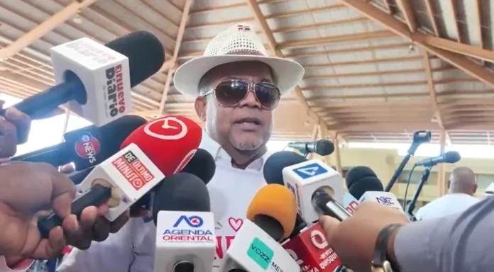Héctor Acosta homenajea a madres unidas.
