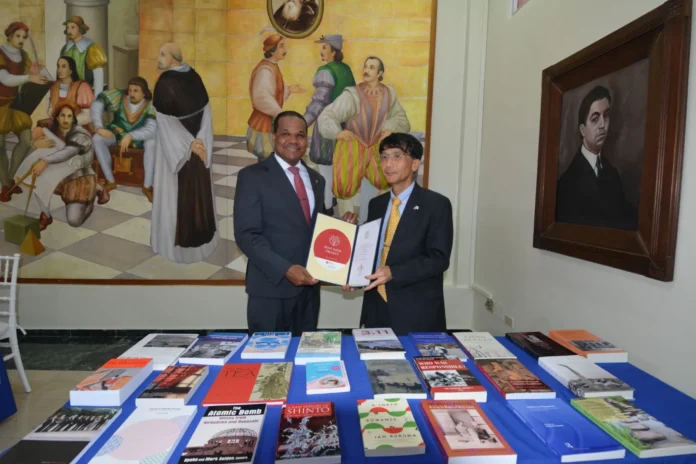 Donación de libros sobre Japón a UASD
