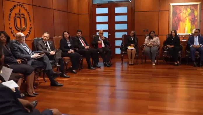 Henry Molina discute reclamos laborales con jueces.