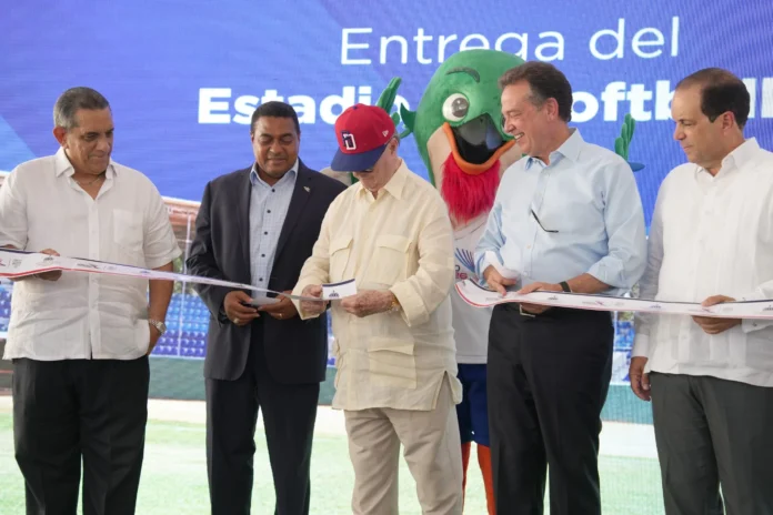 Hipólito Mejía en evento deportivo importante.