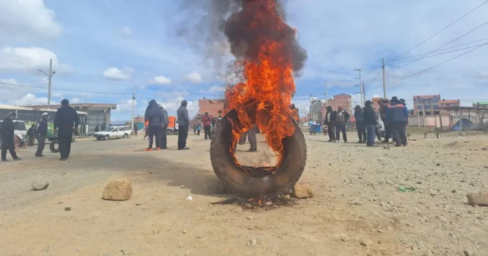 Peruanos evacuados por bloqueos en Bolivia
