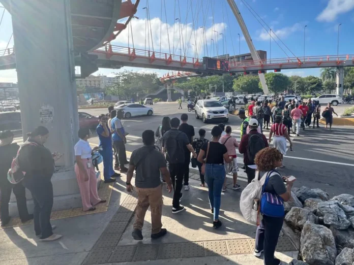 Puente peatonal vacío en Santo Domingo.