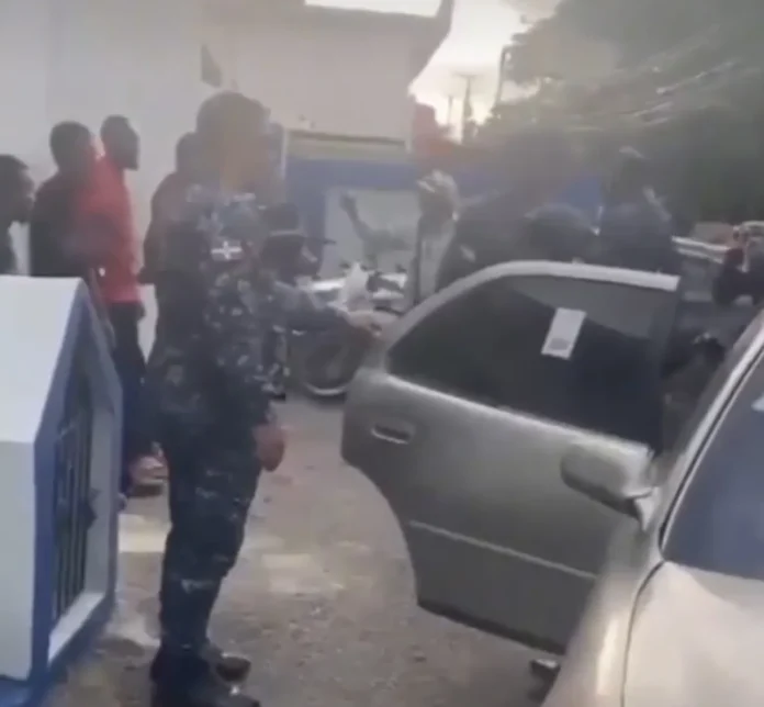 Policía detiene conductor y 16 indocumentados.