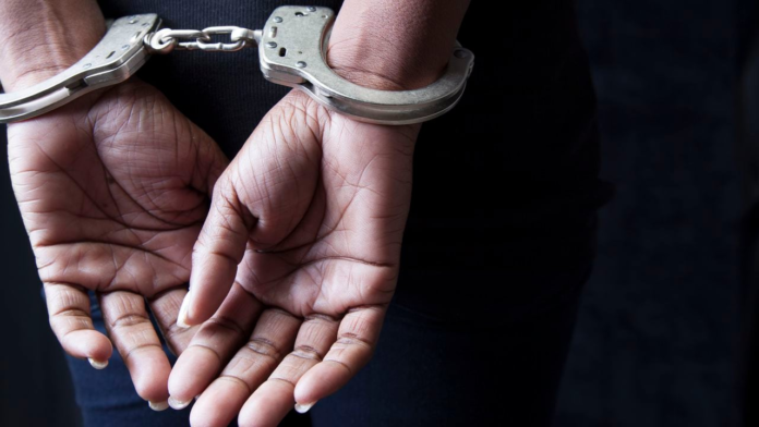 Mujer en prisión por agresión con cuchillo