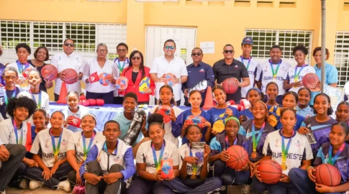 Entrega de utilería deportiva en escuelas