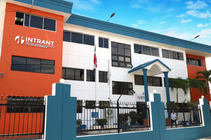 Estudiantes reciben formación vial en bachillerato.