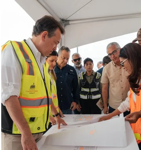 Ito Bisonó supervisa proyectos de vivienda.
