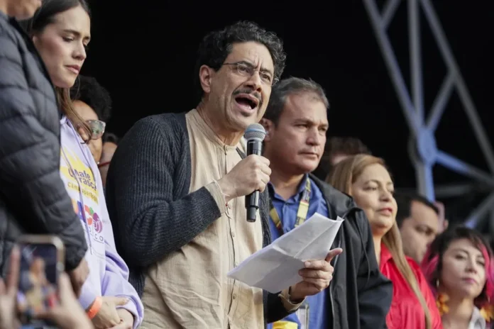 Iván Cepeda en acto político en Bogotá.