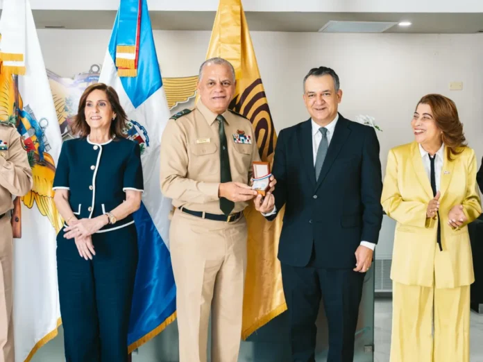 Entrega de cédulas a militares por JCE