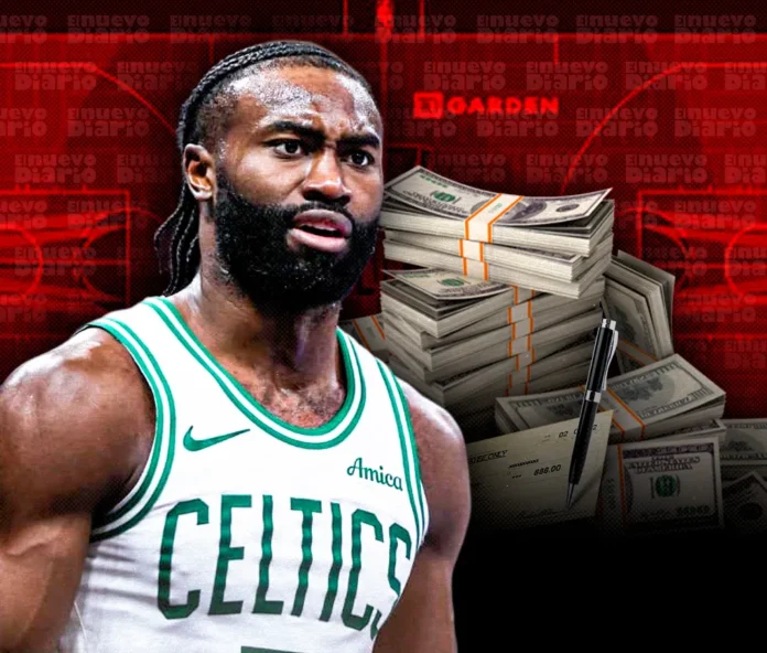 Jaylen Brown criticando a árbitros de la NBA.