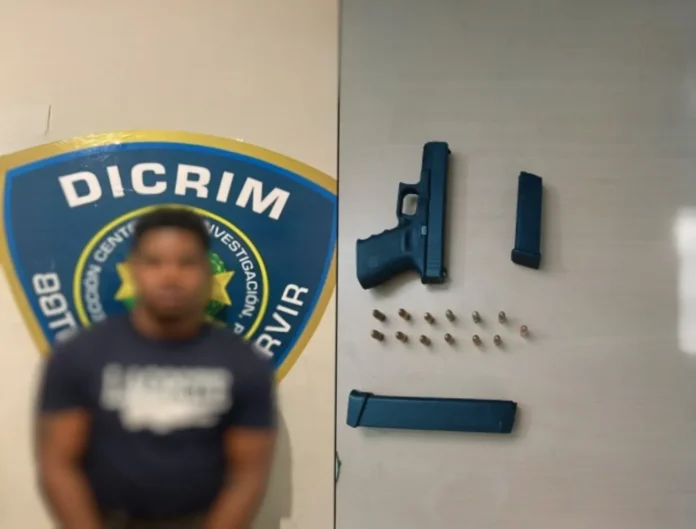 Arresto por posesión de arma ilegal.