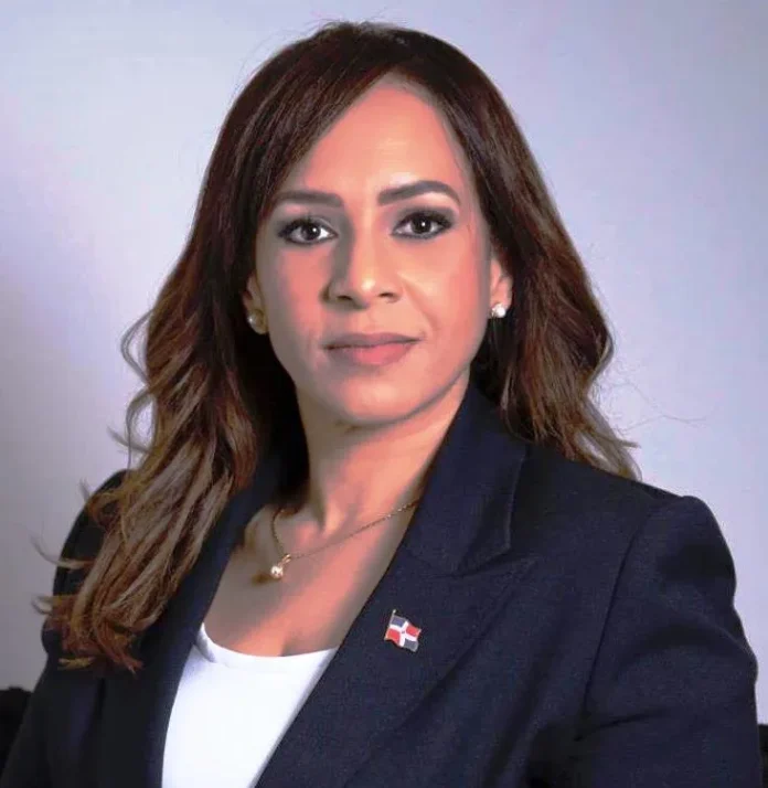 Karen Ricardo denuncia recorte a partidos políticos.