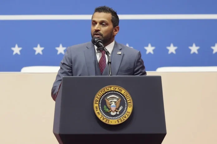 Kash Patel niega acusaciones de alcoholismo.