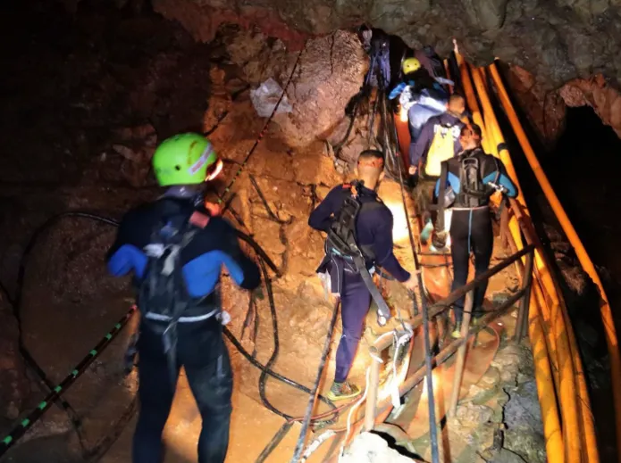 Siete personas atrapadas en cueva Laos