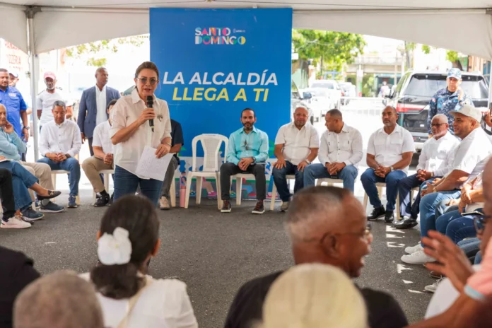 Carolina Mejía en encuentro comunitario Villa Francisca.