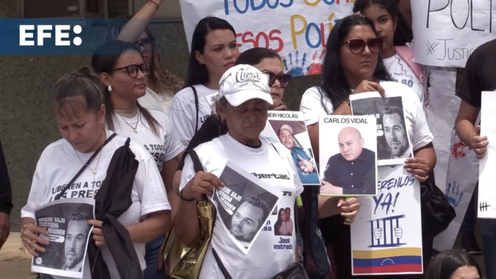 Venezolanos piden justicia por preso político.