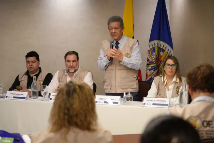 Leonel Fernández en misión electoral OEA Colombia