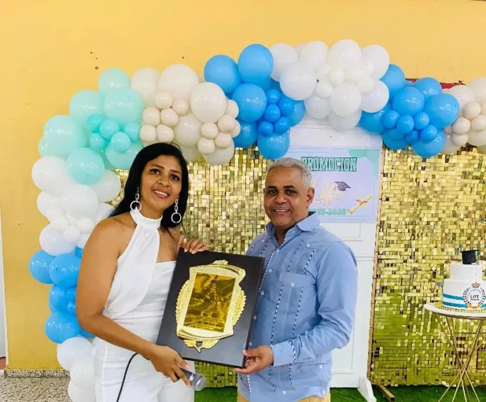 Reconocimiento a Eduar Espinal por liderazgo educativo