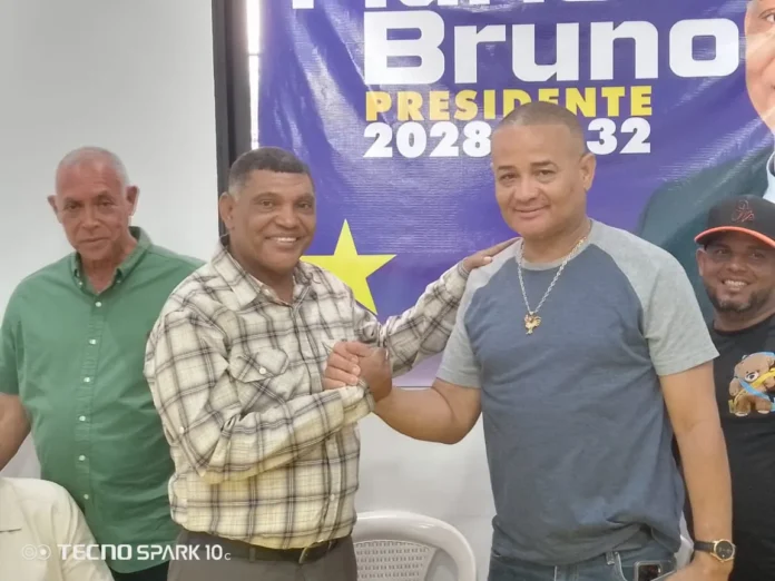 Luis Cáceres apoya a Mario Bruno en La Vega