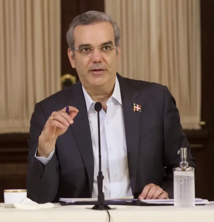 Abinader explica medidas fiscales por guerra.