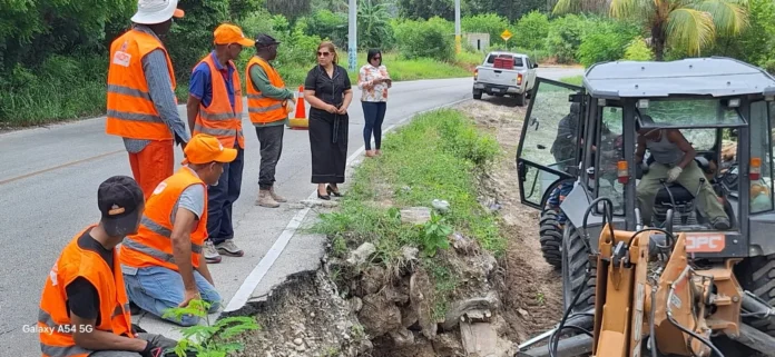 Corrección de socavón en carretera Los Ríos