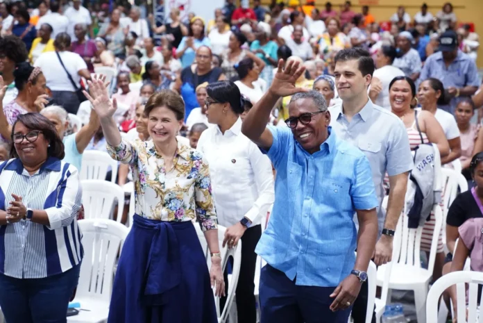 Madre de Barahona recibe vivienda amueblada.