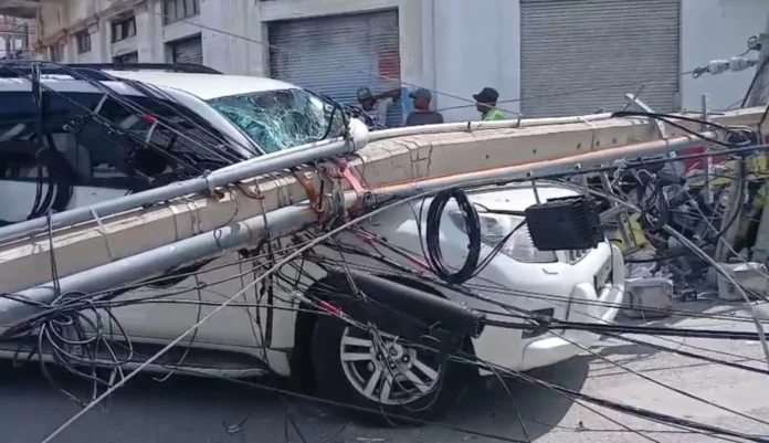 Poste eléctrico cae sobre vehículos en Barahona.