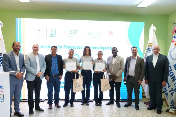 Estudiantes presentan avances en investigación escolar.