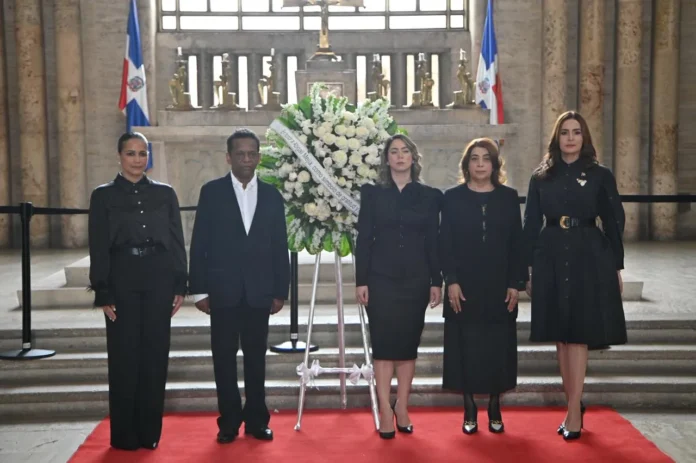 Ofrenda floral en honor a Abigail Mejía.