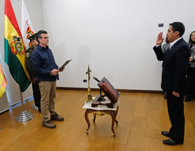 Rodrigo Paz toma juramento a nuevo ministro.