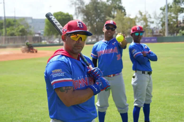 Ministro Bisonó entrega remozado estadio de softball.