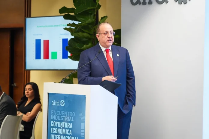 Magín Díaz discute desafíos económicos actuales.