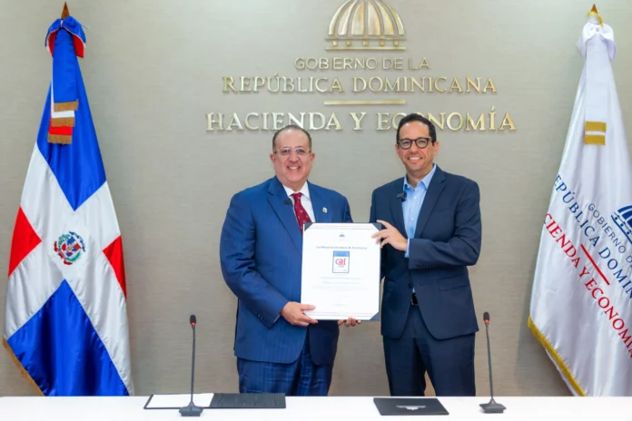 Hacienda y Economía recibe certificación CAF +300