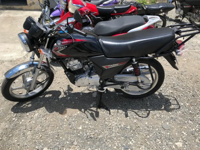 Policía arresta jóvenes por venta de motos robadas