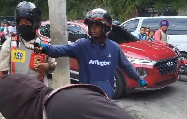 Detención de motoristas por agresión escolar