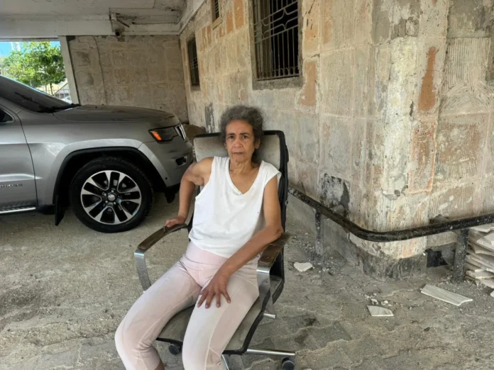 Mujer desorientada en avenida Francia.