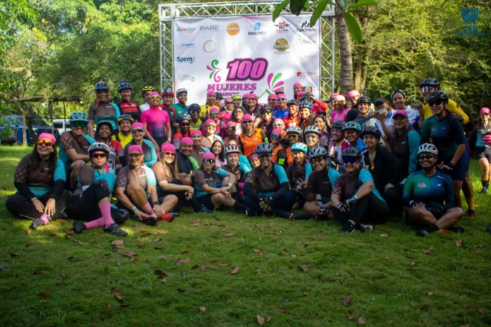 Mujeres disfrutando del ciclismo en montaña.
