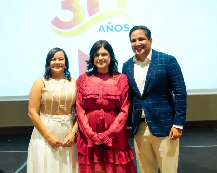 NAVARRO celebra 30 años con nueva identidad.